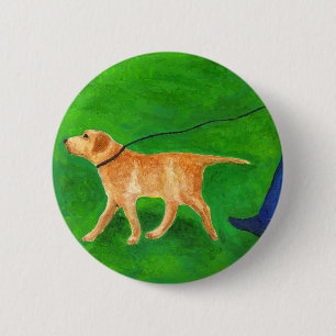Uit wandelen met de hond ronde button 5,7 cm