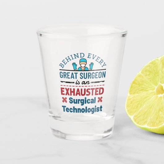 Uitgeputte Chirurgische Technoloog Grappige Scrub  Shot Glas (Voorkant)