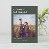 Uitgeputte maar dankbare grappige kerstfoto feestdagenkaart (Staand voorkant)