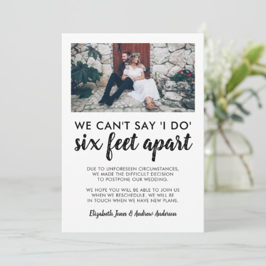 Uitgesteld Verander Datum Foto Bruiloft Six Feet A Aankondiging (Staand voorkant)