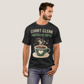 Uitgevoerd door Coffee Court Clerk T-shirt (Voorkant volledig)