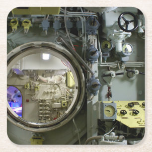 uitkomen op een oude retro-onderzeeër vierkante kartonnen onderzetter