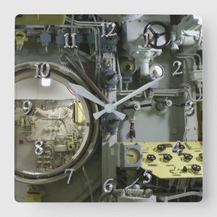 uitkomen op een oude retro-onderzeeër vierkante klok