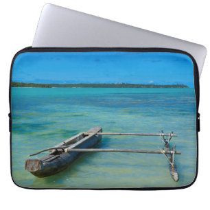 Uitkragende kano in ondiepe oceaan laptop sleeve