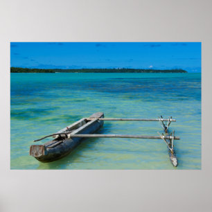 Uitkragende kano in ondiepe oceaan poster