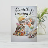 Uitnodiging 80e verjaardag vrouw Tabby Cat (Staand voorkant)