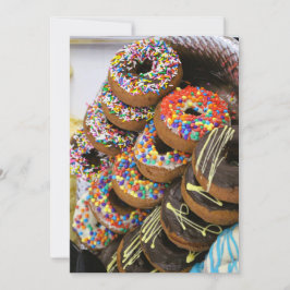 Uitnodiging met donuts op de voorkant