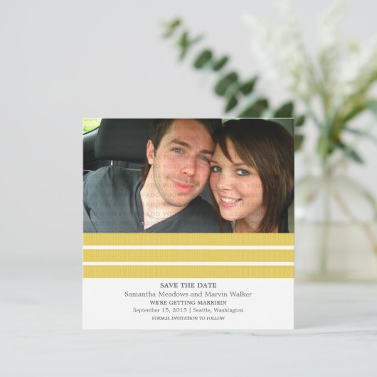 Uitnodiging om de datum te reserveren met gele dri (Staand voorkant)