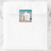 Uitnodiging strand in zand met zeesterren vierkante sticker (Tas)