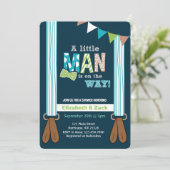 Uitnodiging tot Baby shower met kleine Man Suspend (Staand voorkant)