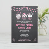 Uitnodiging tot cupcake/chrokbord Cupcake-uitnodig (Staand voorkant)