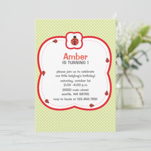 Uitnodiging voor groene en rode poka-stippen (Staand voorkant)