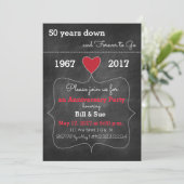 Uitnodiging voor jubileumfeest op schoolbord | Uit (Staand voorkant)