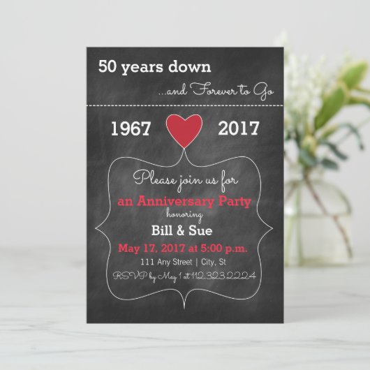 Uitnodiging voor jubileumfeest op schoolbord | Uit (Staand voorkant)