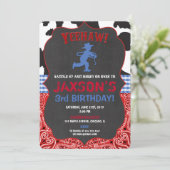 Uitnodigingen voor blauwe rode zwarte jongen (Staand voorkant)