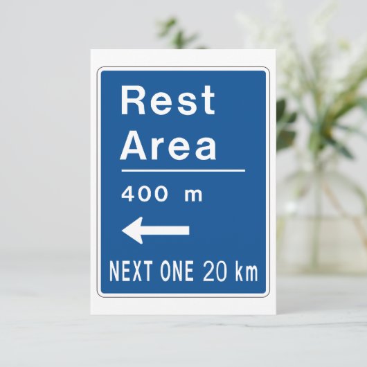 Uitnodigingen voor verkeersborden in het rustgebie (Staand voorkant)