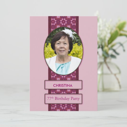 Uitnodigingskaart voor 77ste verjaardagsfeest met kaart (Staand voorkant)