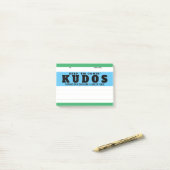 Uitroep grote ideeënherkenningsprijs na ontvangst post-it® notes (Op bureau)