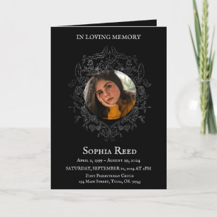 Uitvaartprogramma foto in barokke krans bedankkaart