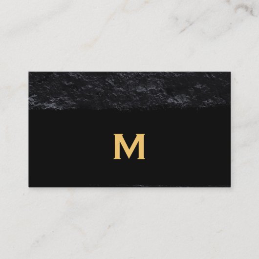 Uitvoerend monogram op leigrijs geborsteld visitekaartje (Voorkant)