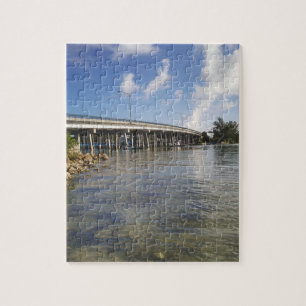 Uitzicht mensen die vanaf een bootje bij een brug  legpuzzel