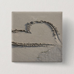 Uitzicht met hoge hoek, hartvorm op het strand vierkante button 5,1 cm