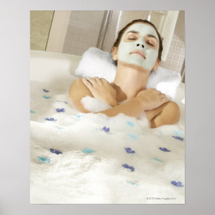 Uitzicht met hoge hoek van een jonge vrouw die een poster