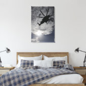 Uitzicht met lage hoek van een CH-53E Canvas Afdruk (Insitu (Slaapkamer))