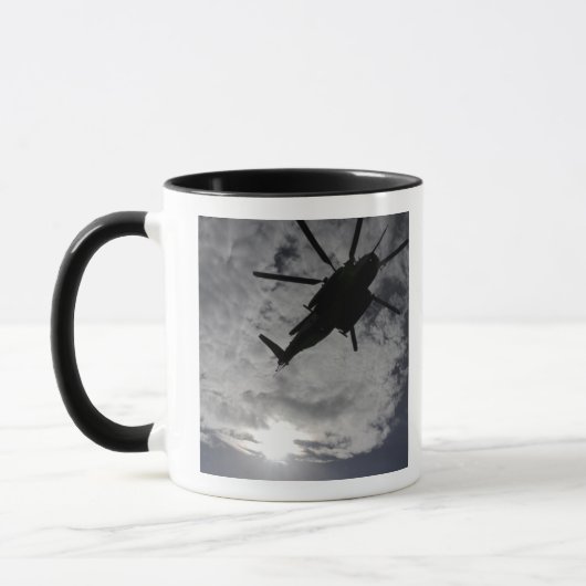 Uitzicht met lage hoek van een CH-53E Mok (Links)