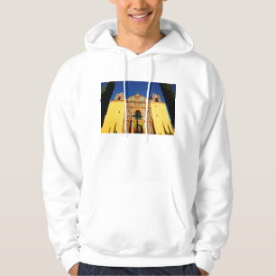 Uitzicht met lage hoeken van de gele  kerk hoodie