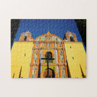 Uitzicht met lage hoeken van de gele  kerk legpuzzel