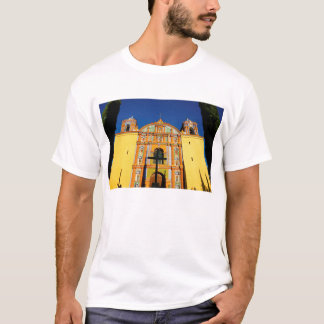 Uitzicht met lage hoeken van de gele kerk t-shirt