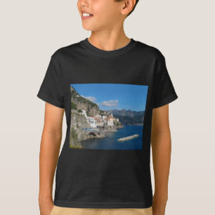 Uitzicht op afstand van Atrani aan de kust van Ama T-shirt