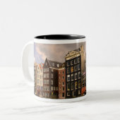 Uitzicht op de unieke architectuur en puntgevels tweekleurige koffiemok (Voorkant links)