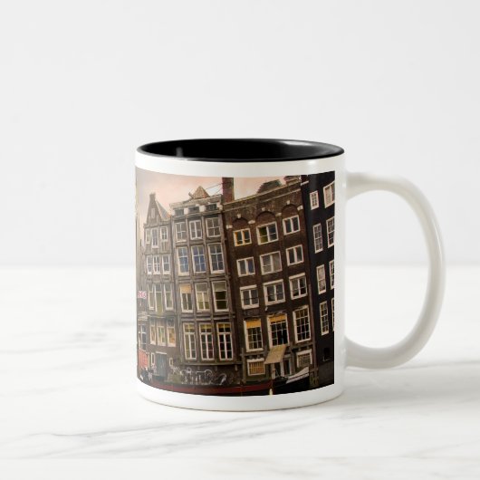 Uitzicht op de unieke architectuur en puntgevels tweekleurige koffiemok (Rechts)