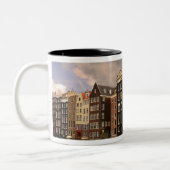 Uitzicht op de unieke architectuur en puntgevels tweekleurige koffiemok (Links)