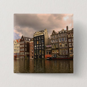 Uitzicht op de unieke architectuur en puntgevels vierkante button 5,1 cm