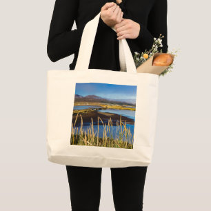 Uitzicht op Saudarkrokur en Skagafjordur, IJsland Grote Tote Bag