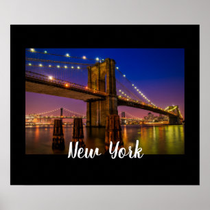 Uitzicht over de Brooklyn Bridge 's nachts Poster