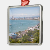 Uitzicht over Pattaya Bay. Metalen Ornament (Links)