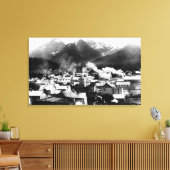Uitzicht Sitka, Alaska met piramide Canvas Afdruk (Insitu (Woonkamer))