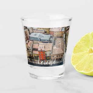 Uitzicht van boven van kleurrijke gevels van gebou shot glas