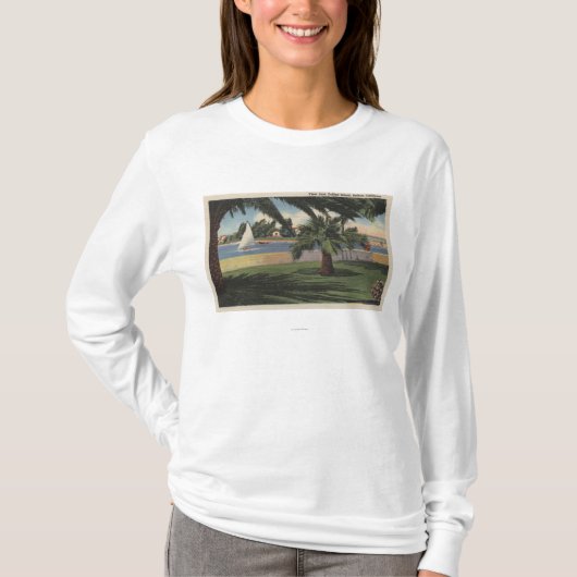 Uitzicht van Collins Island, Zeilboot op water T-shirt (Voorkant)
