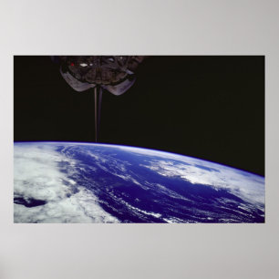 Uitzicht van de aarde van Space Shuttle Discovery Poster