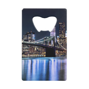 Uitzicht van de Brooklyn bridge-reflectie in New Y Kredietkaart Flessenopener