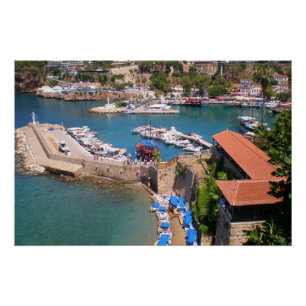 Uitzicht van de haven, strand Mermerly in Antalya Perfect Poster