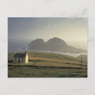 uitzicht van de lucht op een heuvel door het zee briefkaart