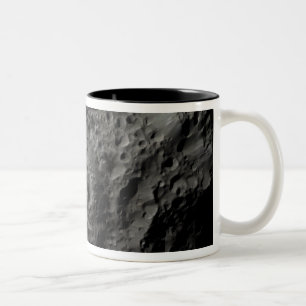 Uitzicht van de maan Hyperion van Saturnus met val Tweekleurige Koffiemok