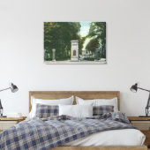 Uitzicht van de Memorial Gate van het Uniecollege Canvas Afdruk (Insitu (Slaapkamer))