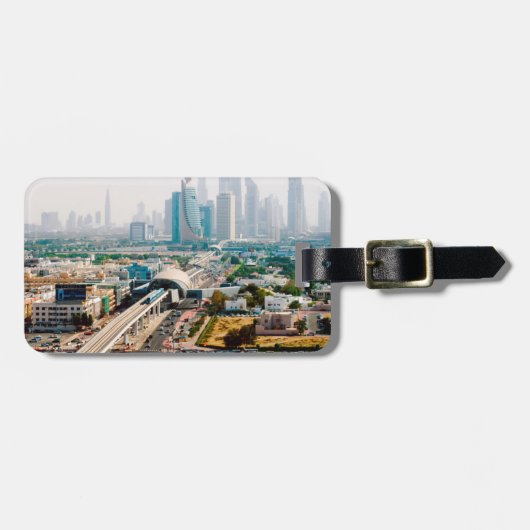 Uitzicht van de metrolijn en de wolkenkrabbers in  bagagelabel (Voorkant horizontaal)